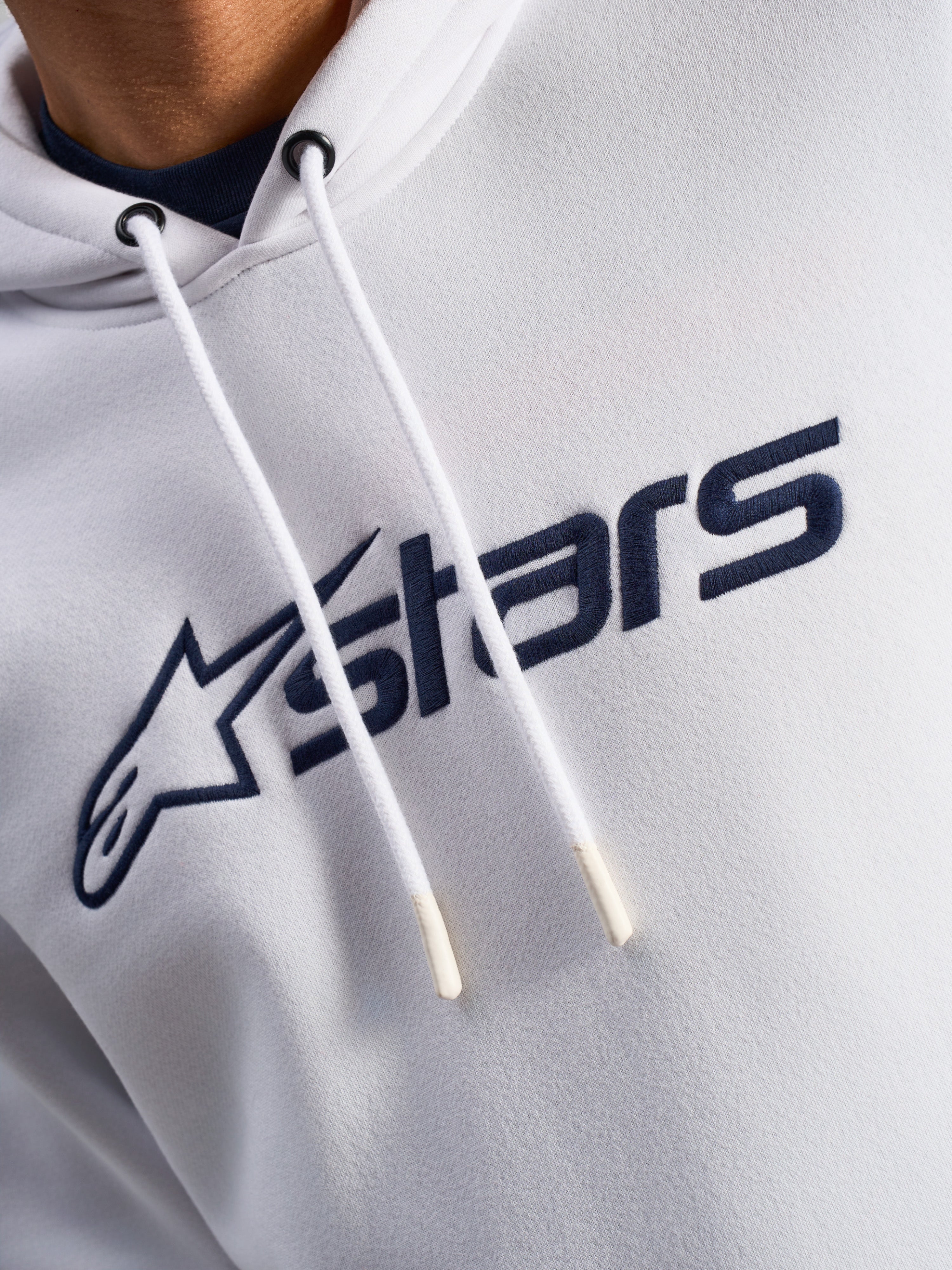 Alpinestars Blaze V3 Hoodie, Branco e Azul Marinho, pormenor do peito com logótipo impresso em azul marinho e cordões brancos com pontas revestidas, streetwear casual de inspiração motorsport