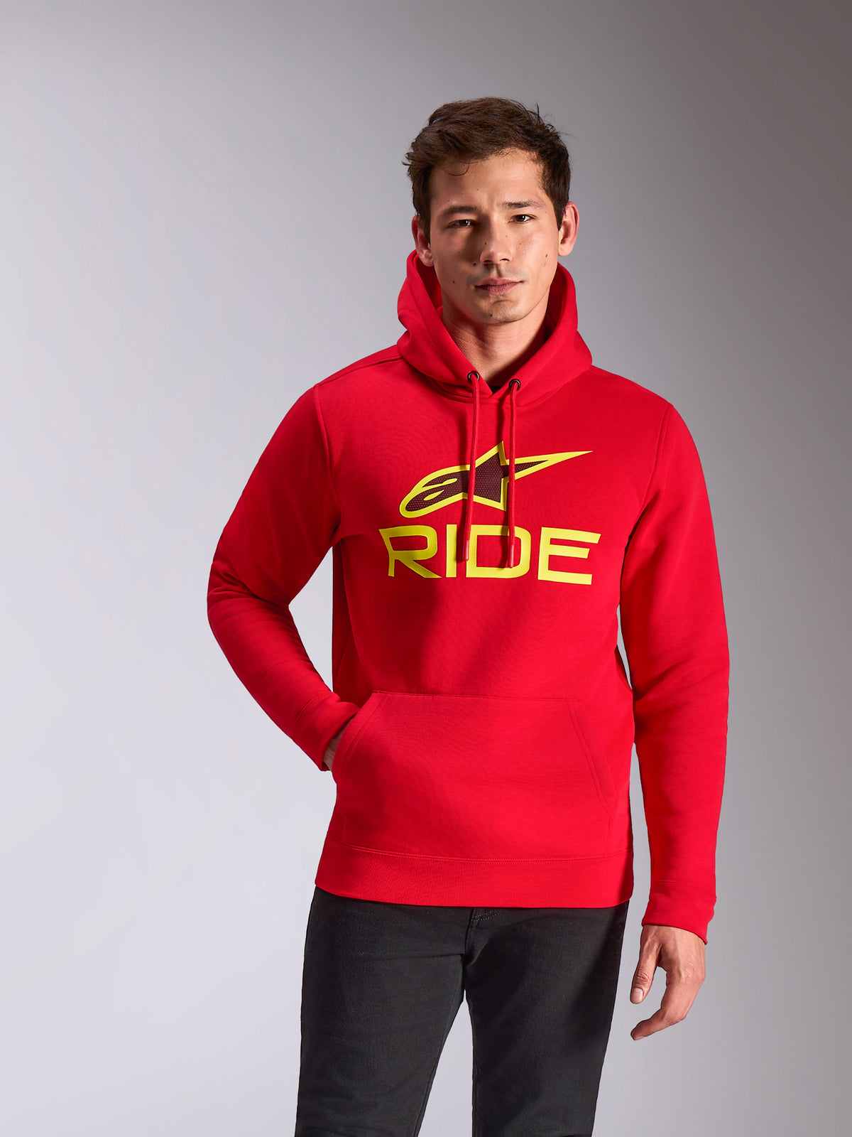 Alpinestars Ride V3 Hoodie, camisola com capuz vermelha com logótipo em amarelo de alta visibilidade, hoodie em fleece com gráfico 'RIDE' e estrela Alpinestars, bolso canguru, streetwear casual de desportos motorizados