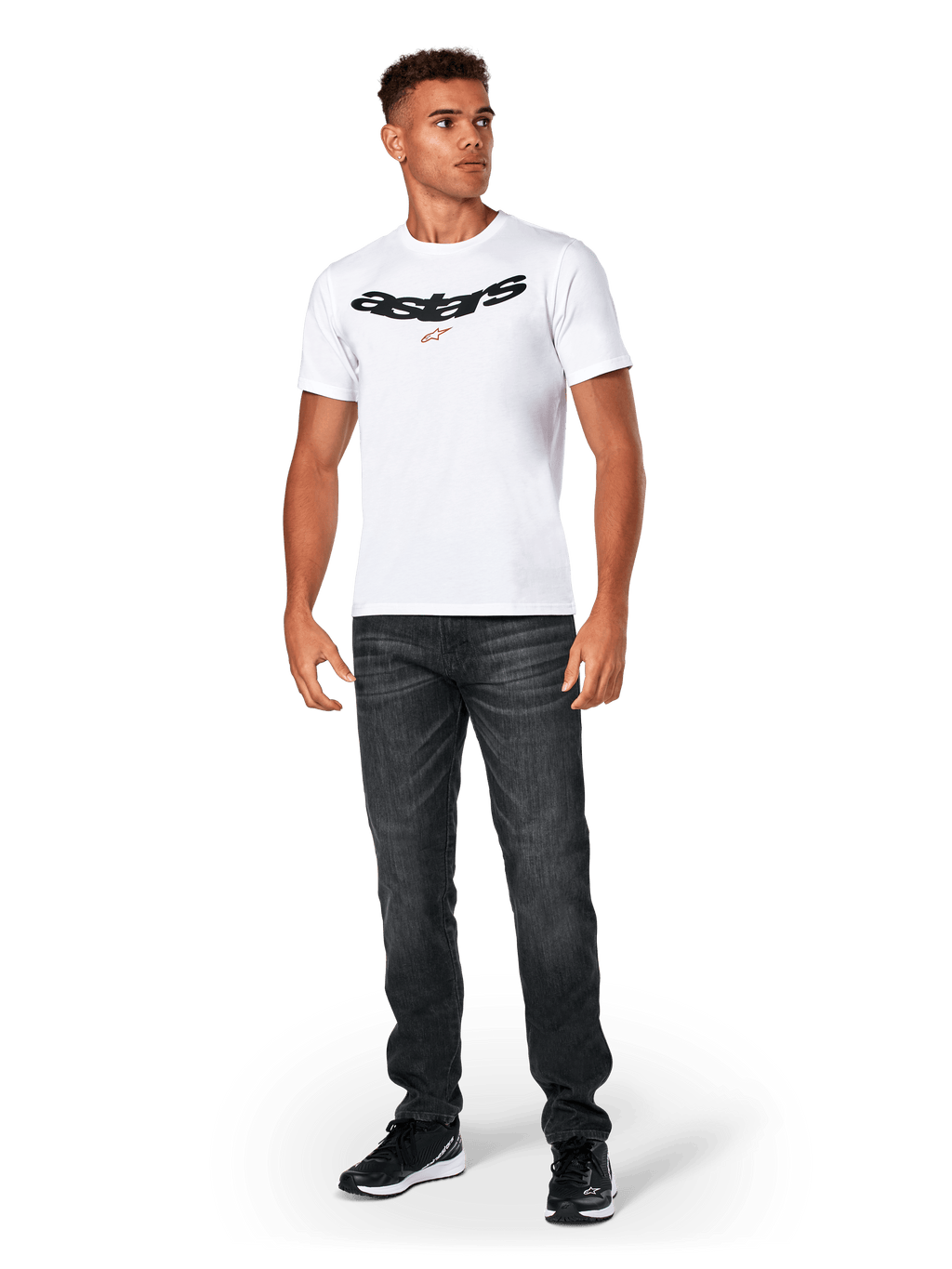 Alpinestars Elliptic CSF Tee, t-shirt de manga curta, branca, logótipo Astars arqueado a preto com símbolo de estrela cor de laranja, usada por modelo com calças de ganga pretas e ténis, streetwear casual de desportos motorizados