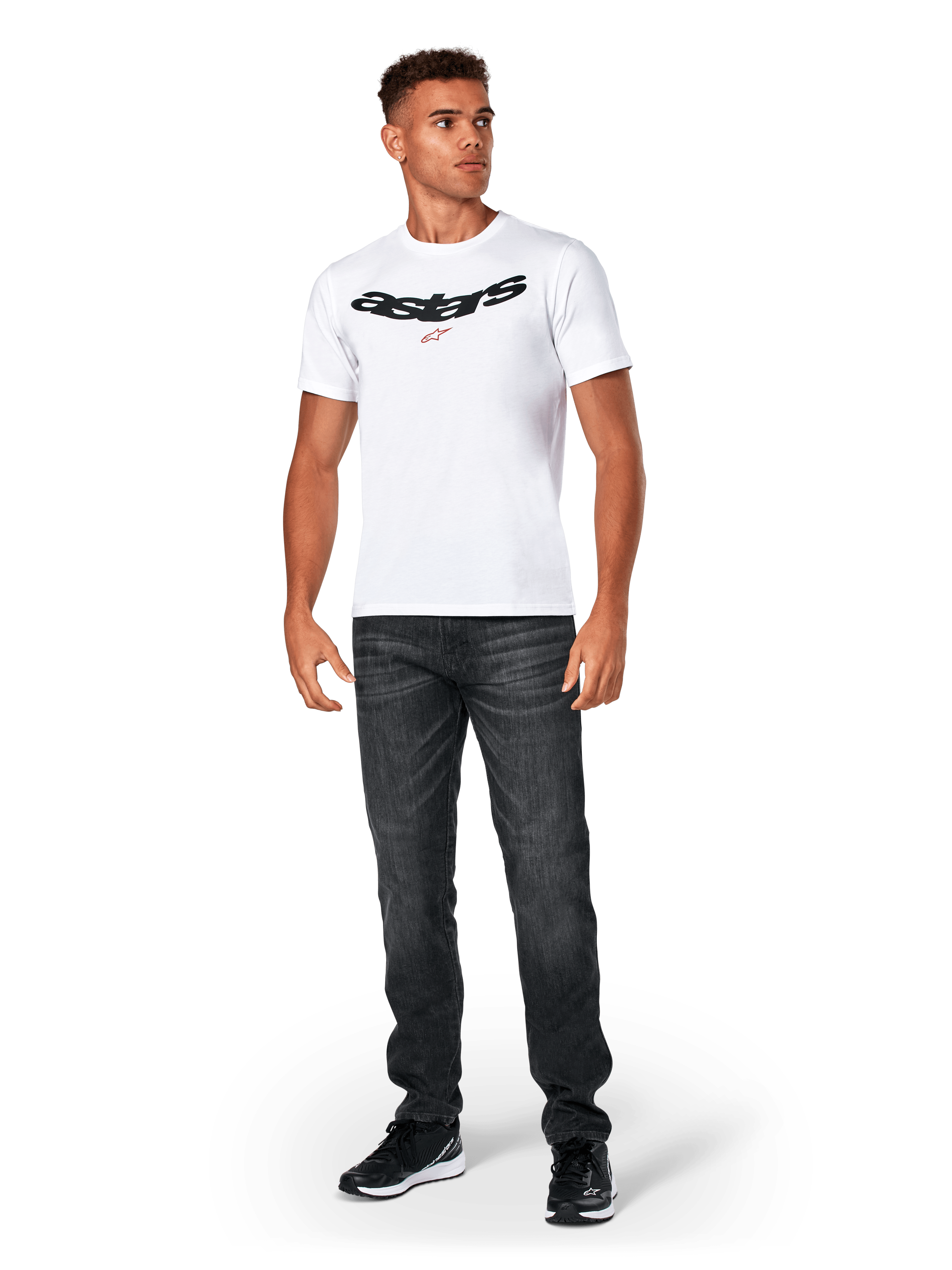 Alpinestars Elliptic CSF Tee, t-shirt de manga curta, branca, logótipo Astars arqueado a preto com símbolo de estrela cor de laranja, usada por modelo com calças de ganga pretas e ténis, streetwear casual de desportos motorizados