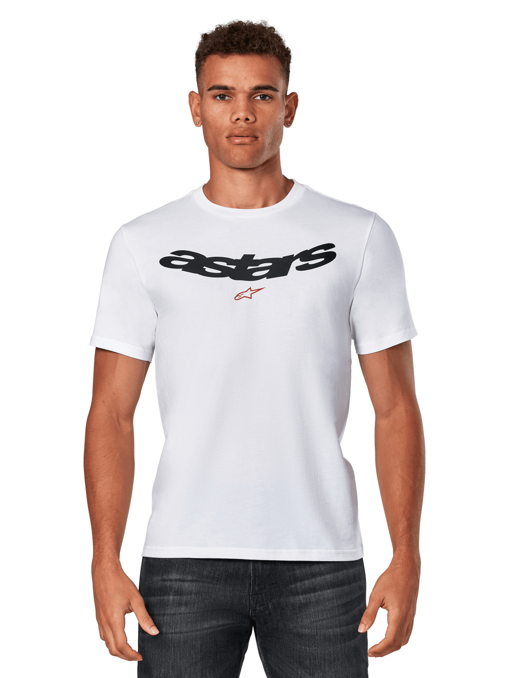 Alpinestars Elliptic CSF Tee, t-shirt branca de manga curta vestida por modelo, logótipo Astars preto em arco com gráfico de estrela vermelha no peito, vestuário casual de desportos motorizados
