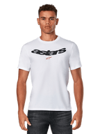Alpinestars Elliptic CSF Tee, t-shirt branca de manga curta vestida por modelo, logótipo Astars preto em arco com gráfico de estrela vermelha no peito, vestuário casual de desportos motorizados