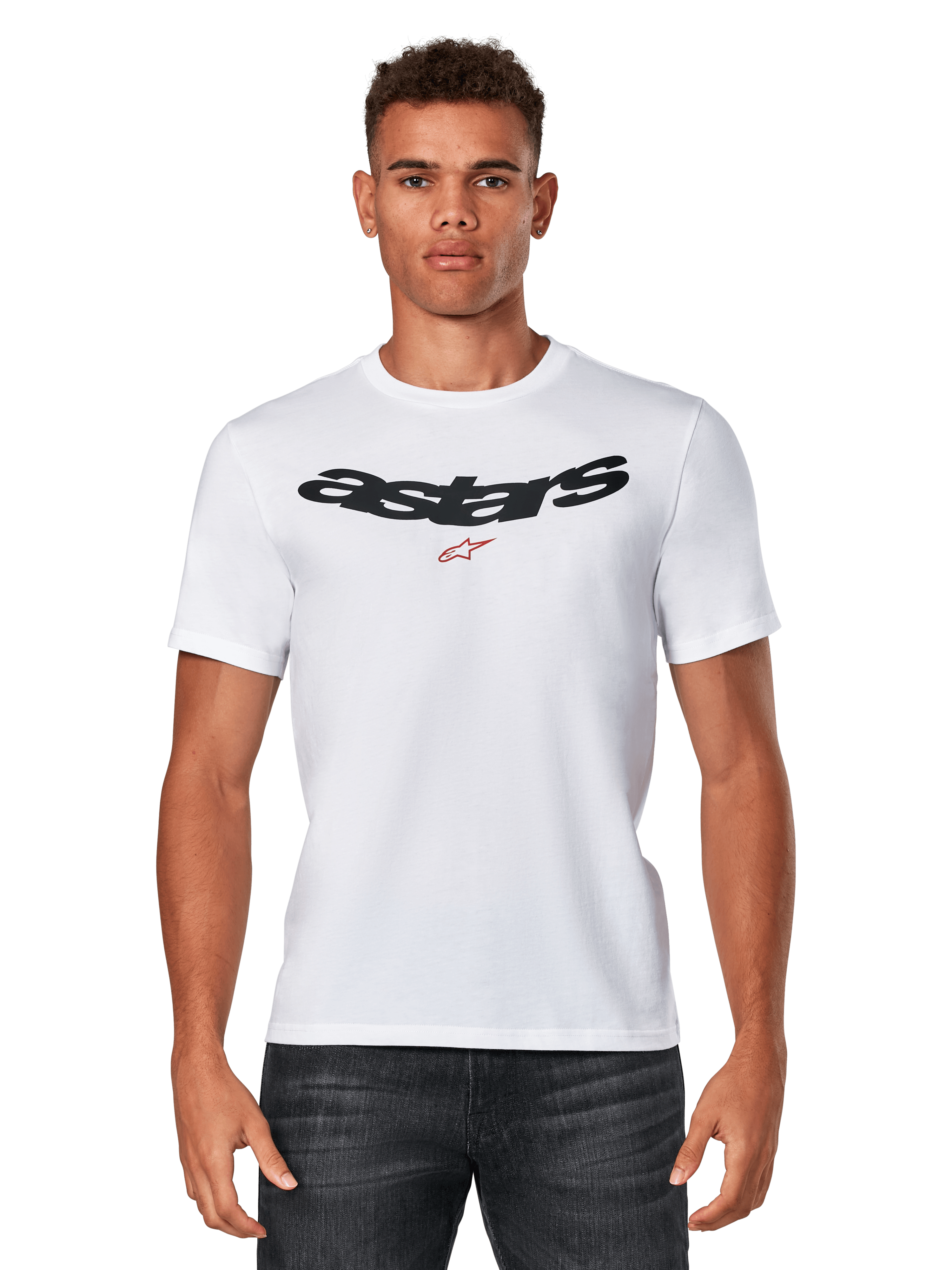 Alpinestars Elliptic CSF Tee, t-shirt branca de manga curta vestida por modelo, logótipo Astars preto em arco com gráfico de estrela vermelha no peito, vestuário casual de desportos motorizados