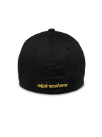 Alpinestars Gild Hat, boné desportivo preto, vista traseira com bordado plano metálico dourado Alpinestars, design flex back fechado, coroa estruturada, acessório de cabeça casual inspirado no desporto motorizado