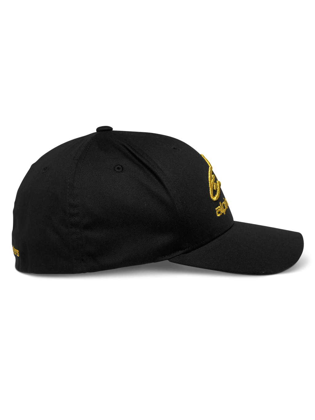 Alpinestars Gild Hat, boné sportswear, preto e dourado, vista de perfil lateral com aba curva, coroa estruturada e bordado metálico 3D dourado na frente e na lateral, tecido em sarja elástica
