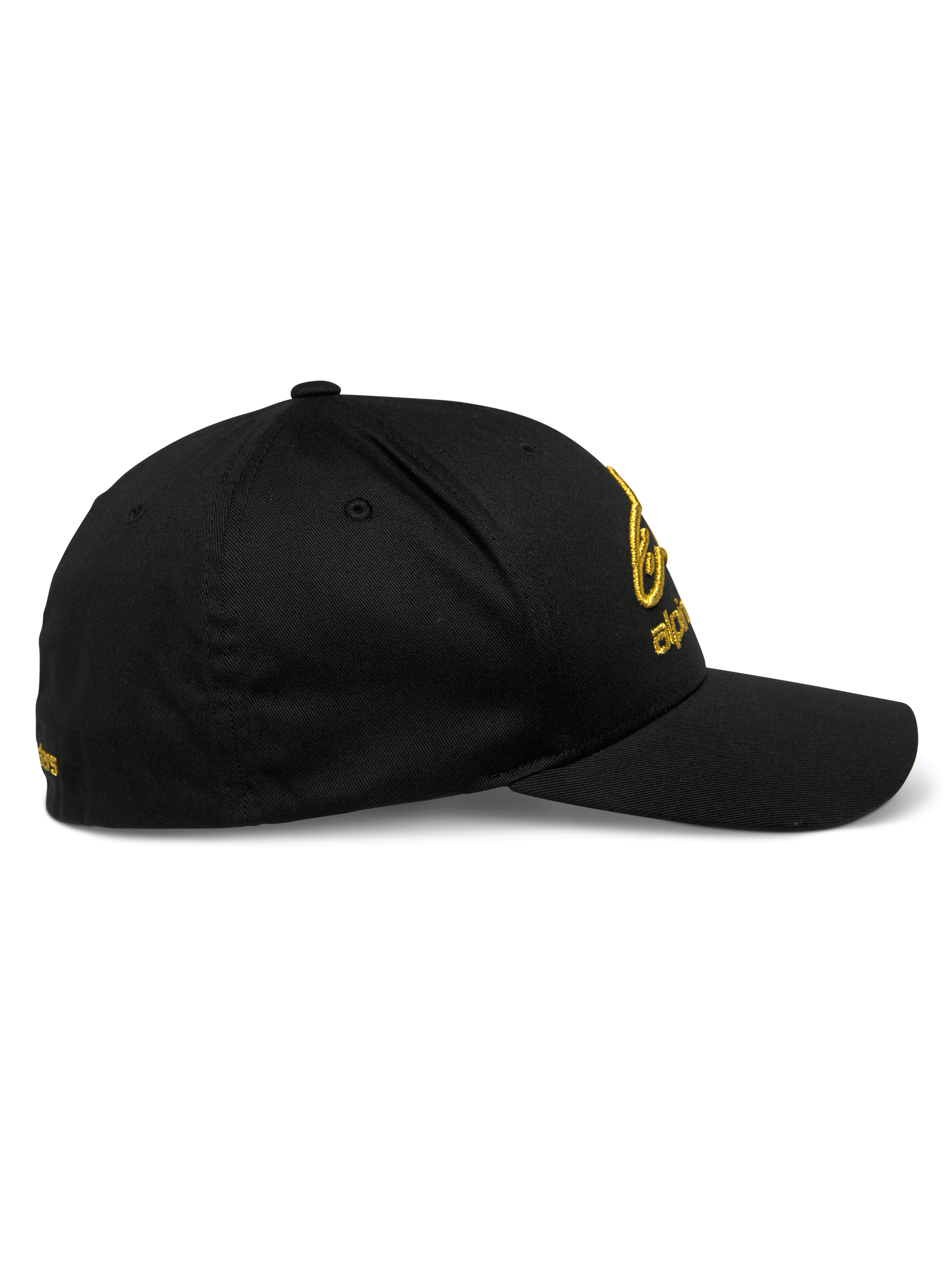 Alpinestars Gild Hat, boné sportswear, preto e dourado, vista de perfil lateral com aba curva, coroa estruturada e bordado metálico 3D dourado na frente e na lateral, tecido em sarja elástica