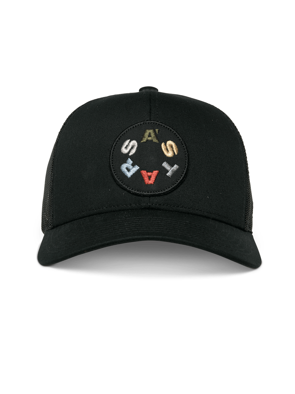 Boné Alpinestars Gambit Trucker, preto, vista frontal com remendo circular bordado e letras "ASTARS" coloridas, pala curva e parte traseira em malha, acessório de cabeça casual inspirado no desporto motorizado