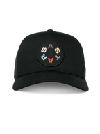 Boné Alpinestars Gambit Trucker, preto, vista frontal com remendo circular bordado e letras "ASTARS" coloridas, pala curva e parte traseira em malha, acessório de cabeça casual inspirado no desporto motorizado
