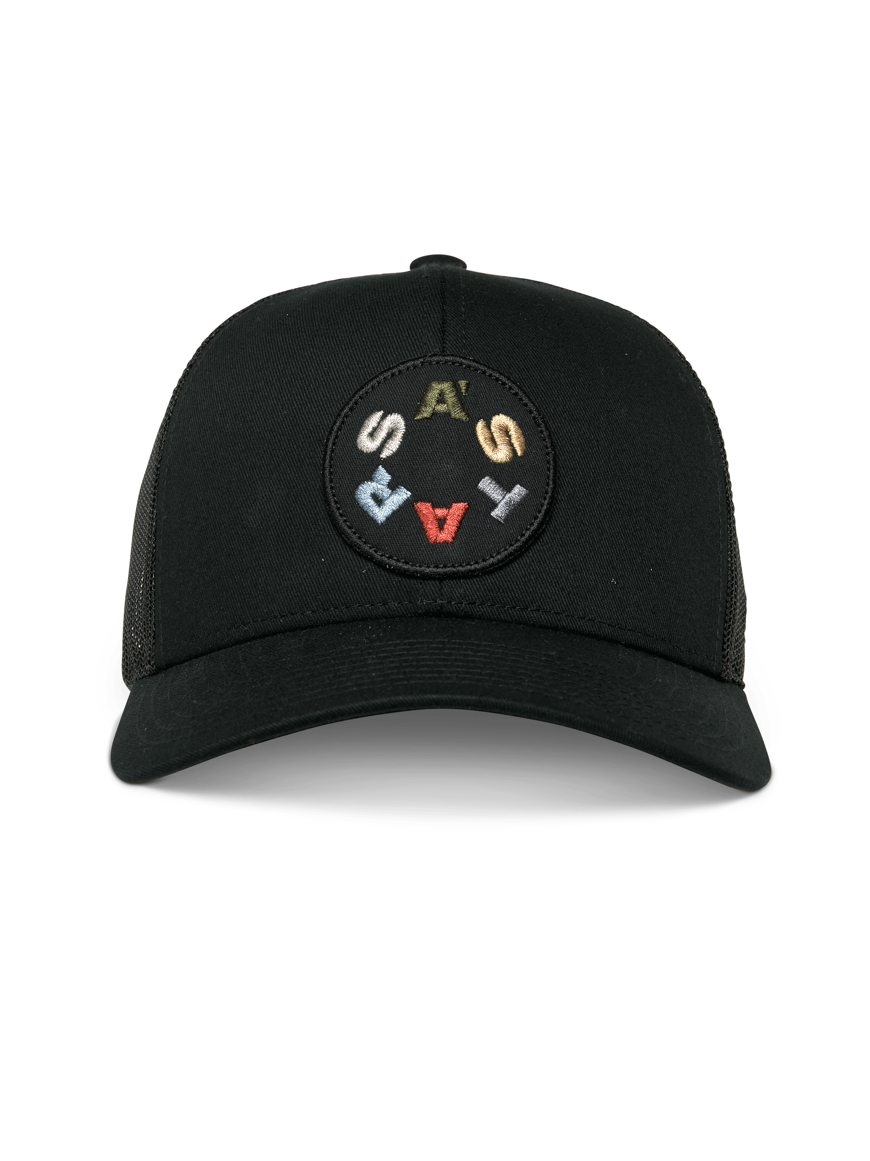 Boné Alpinestars Gambit Trucker, preto, vista frontal com remendo circular bordado e letras "ASTARS" coloridas, pala curva e parte traseira em malha, acessório de cabeça casual inspirado no desporto motorizado