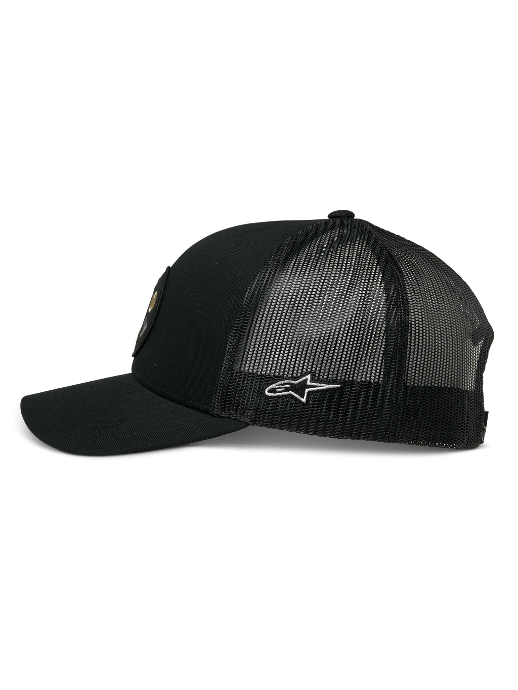 Boné Trucker Alpinestars Gambit, preto, vista lateral com pala curva e parte traseira em malha, logótipo da estrela Alpinestars a branco na lateral, acessório casual inspirado no desporto motorizado