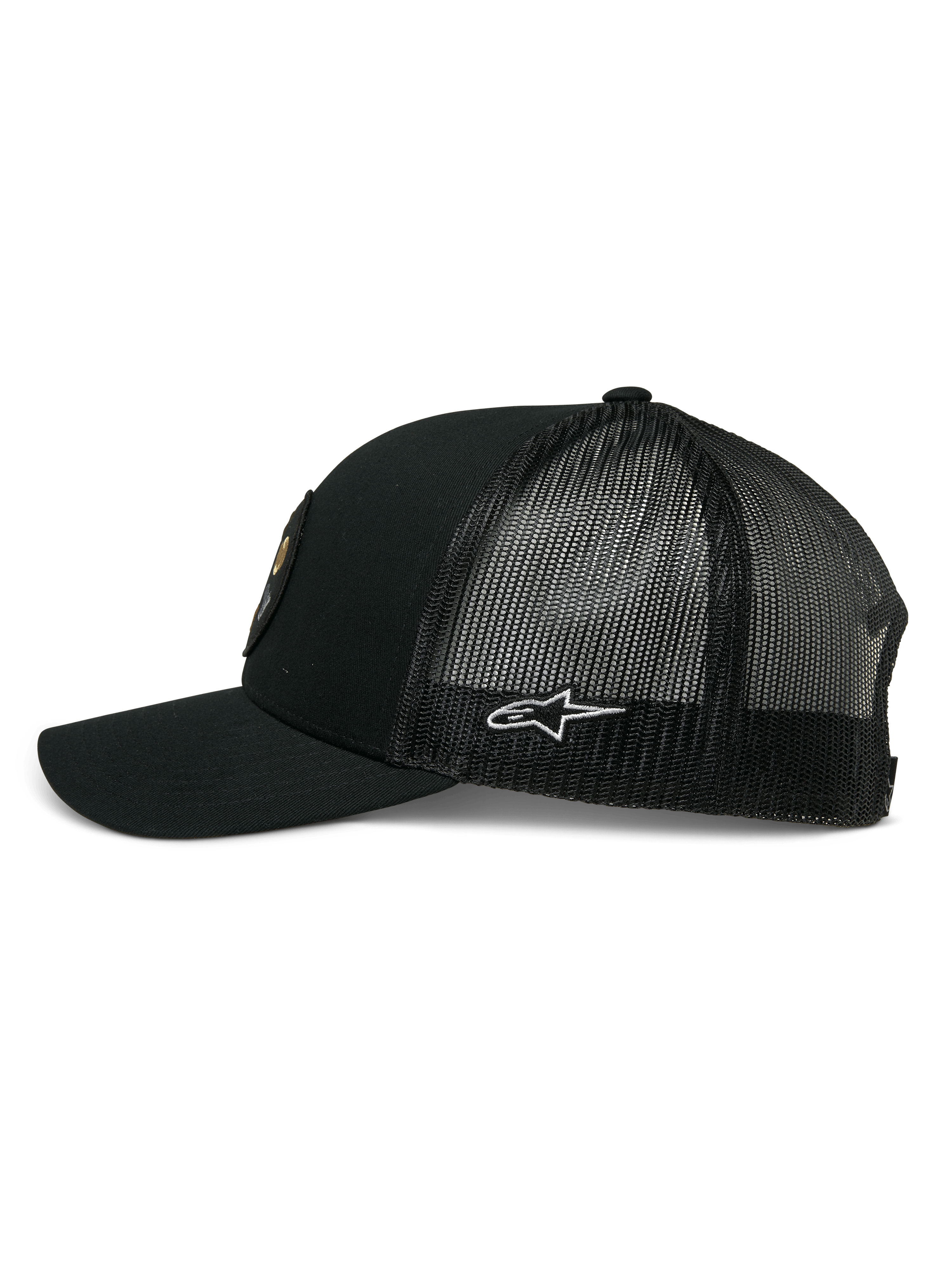 Boné Trucker Alpinestars Gambit, preto, vista lateral com pala curva e parte traseira em malha, logótipo da estrela Alpinestars a branco na lateral, acessório casual inspirado no desporto motorizado