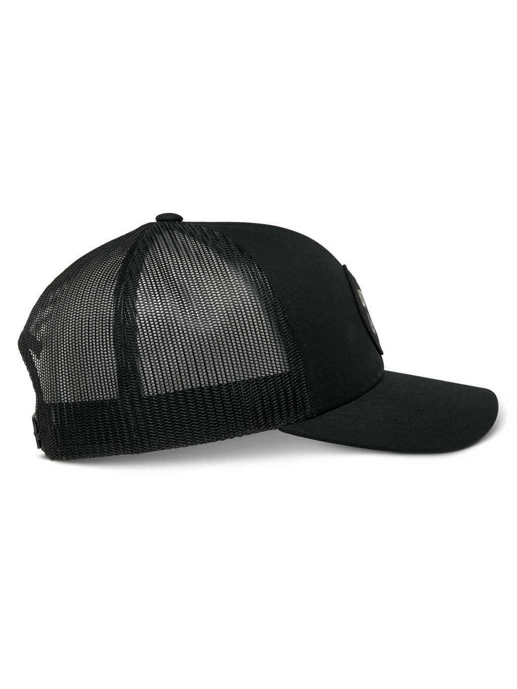 Alpinestars Gambit Trucker Hat, boné trucker preto, com aba curva, frente em sarja estruturada e parte traseira em malha respirável, streetwear casual de desportos motorizados, perfil lateral