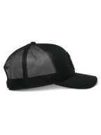 Alpinestars Gambit Trucker Hat, boné trucker preto, com aba curva, frente em sarja estruturada e parte traseira em malha respirável, streetwear casual de desportos motorizados, perfil lateral