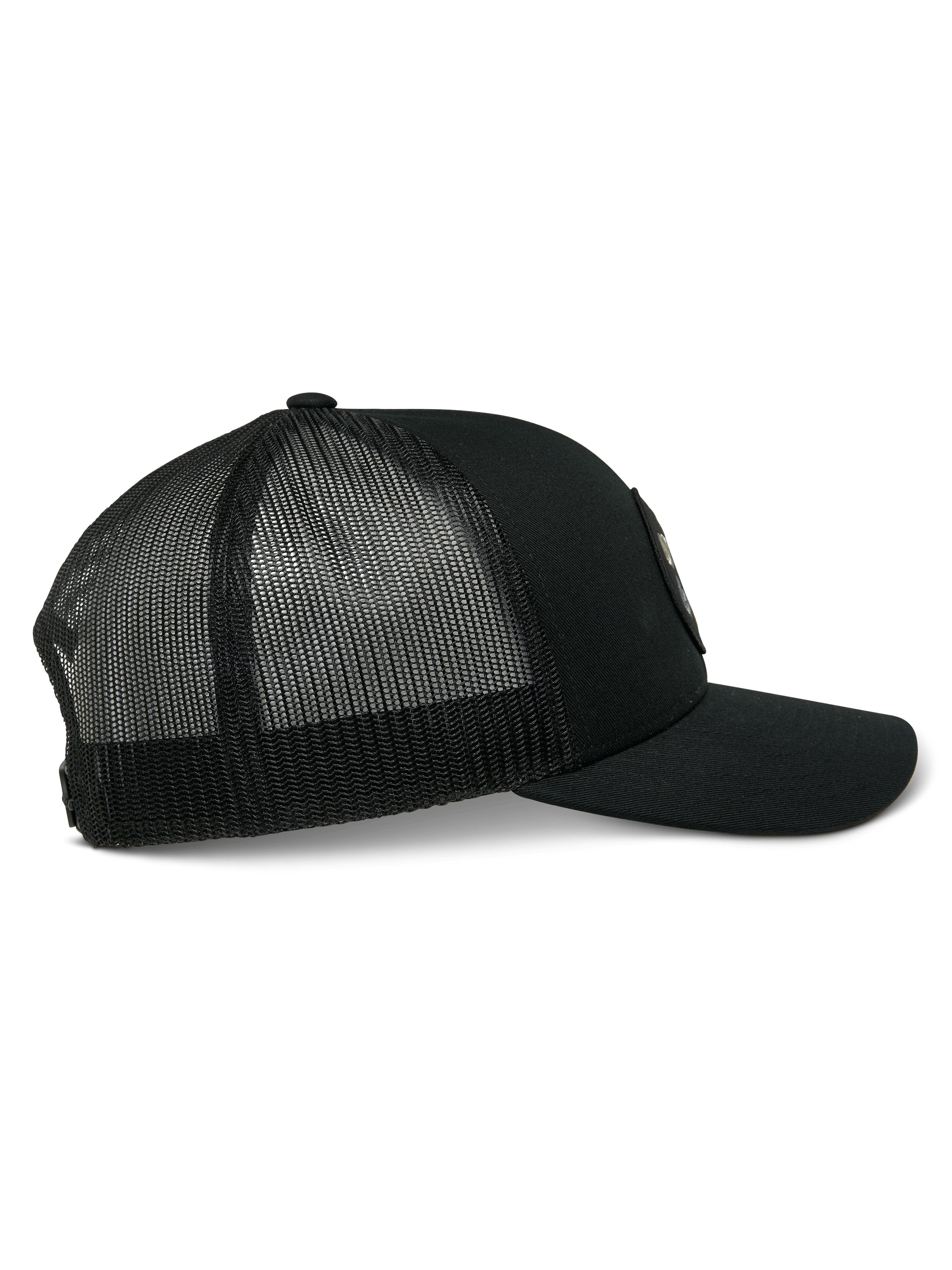 Alpinestars Gambit Trucker Hat, boné trucker preto, com aba curva, frente em sarja estruturada e parte traseira em malha respirável, streetwear casual de desportos motorizados, perfil lateral