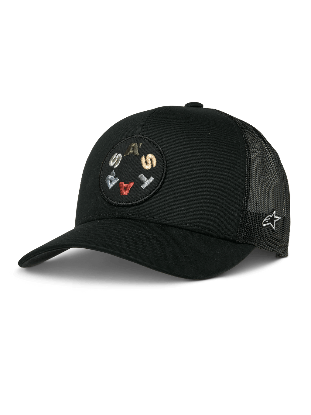 Alpinestars Gambit Trucker Hat, preto, com um patch frontal circular com letras coloridas bordadas, painéis traseiros em malha respirável, pala curva e um pequeno logótipo lateral branco, acessório casual de estilo de vida motorsport