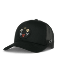 Alpinestars Gambit Trucker Hat, preto, com um patch frontal circular com letras coloridas bordadas, painéis traseiros em malha respirável, pala curva e um pequeno logótipo lateral branco, acessório casual de estilo de vida motorsport