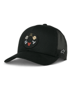 Alpinestars Gambit Trucker Hat, preto, com um patch frontal circular com letras coloridas bordadas, painéis traseiros em malha respirável, pala curva e um pequeno logótipo lateral branco, acessório casual de estilo de vida motorsport
