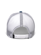 Boné Trucker Gambit Alpinestars, azul e branco, vista traseira apresentando painéis de malha branca respirável, fecho snap-back branco com uma pequena etiqueta preta com o logótipo Alpinestars, acessório de cabeça casual inspirado no desporto motorizado