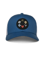 Boné Trucker Alpinestars Gambit, azul e branco, coroa estruturada azul com pala curva e malha branca na parte traseira, com um remendo circular preto e letras ASTARS multicoloridas, acessório casual de motorsport
