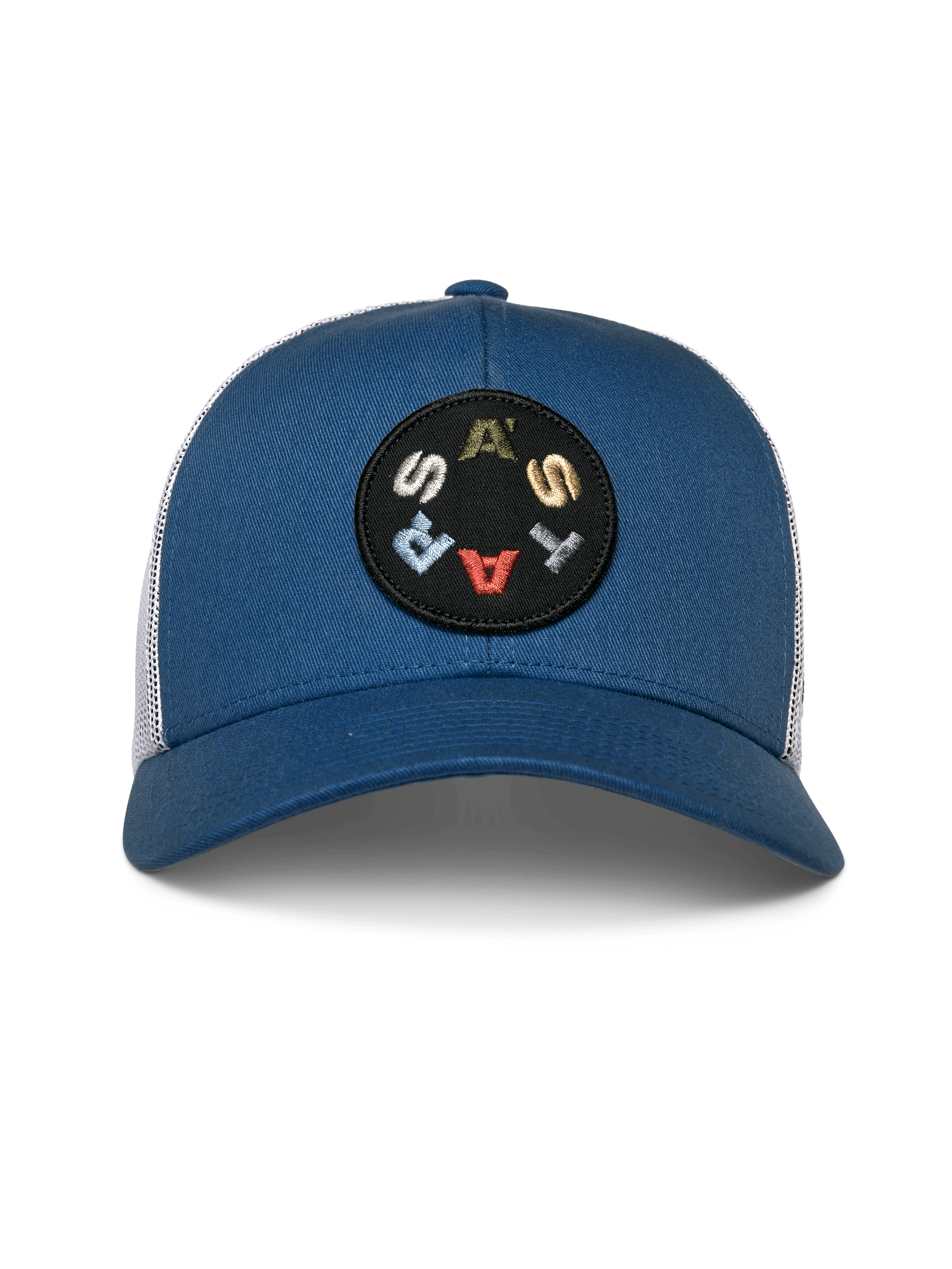 Boné Trucker Alpinestars Gambit, azul e branco, coroa estruturada azul com pala curva e malha branca na parte traseira, com um remendo circular preto e letras ASTARS multicoloridas, acessório casual de motorsport
