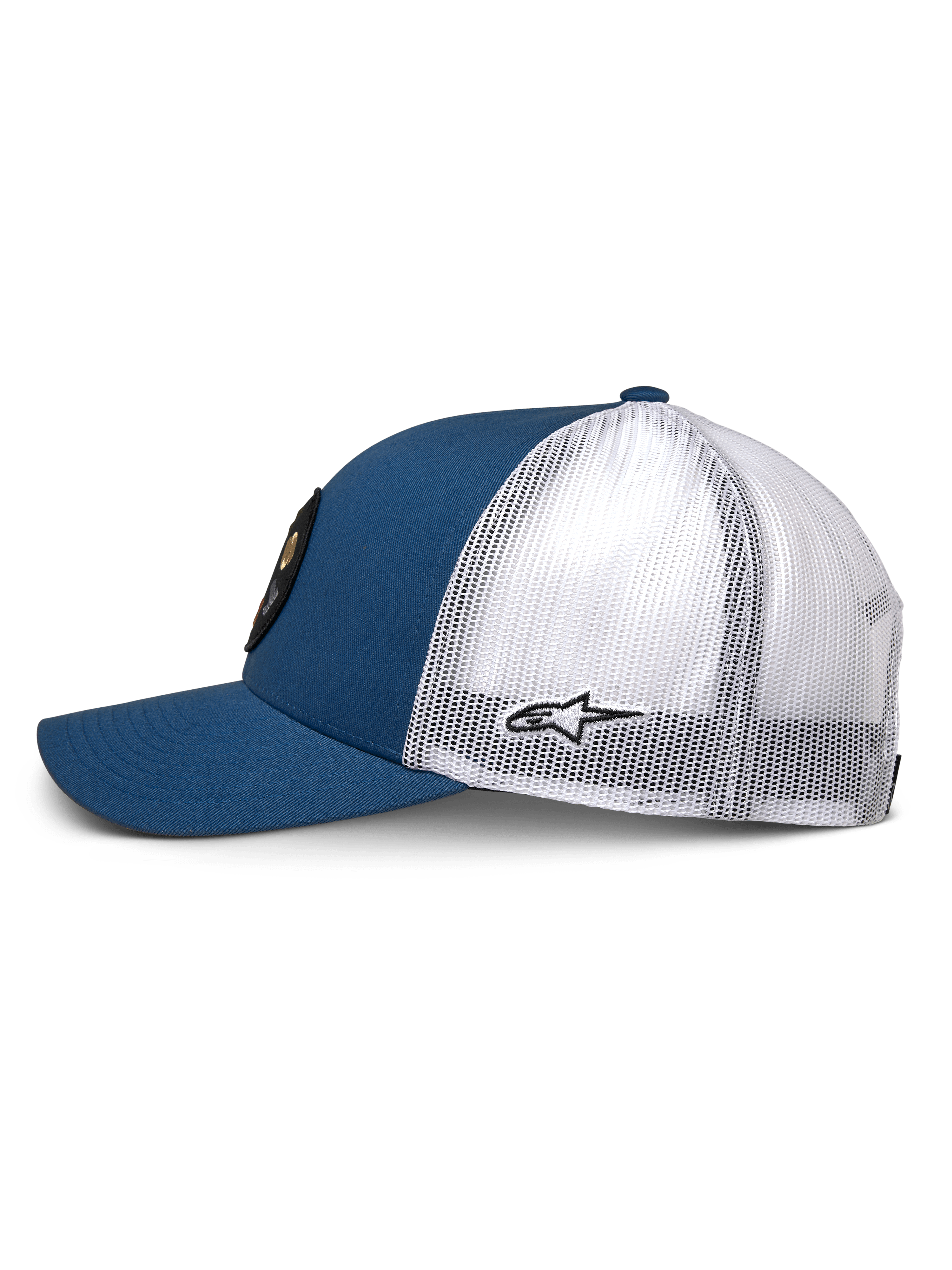 Boné Trucker Alpinestars Gambit, azul e branco, vista lateral com frente e pala em sarja azul e malha de poliéster branca na parte de trás, pequeno logótipo Astar preto na lateral, coroa estruturada