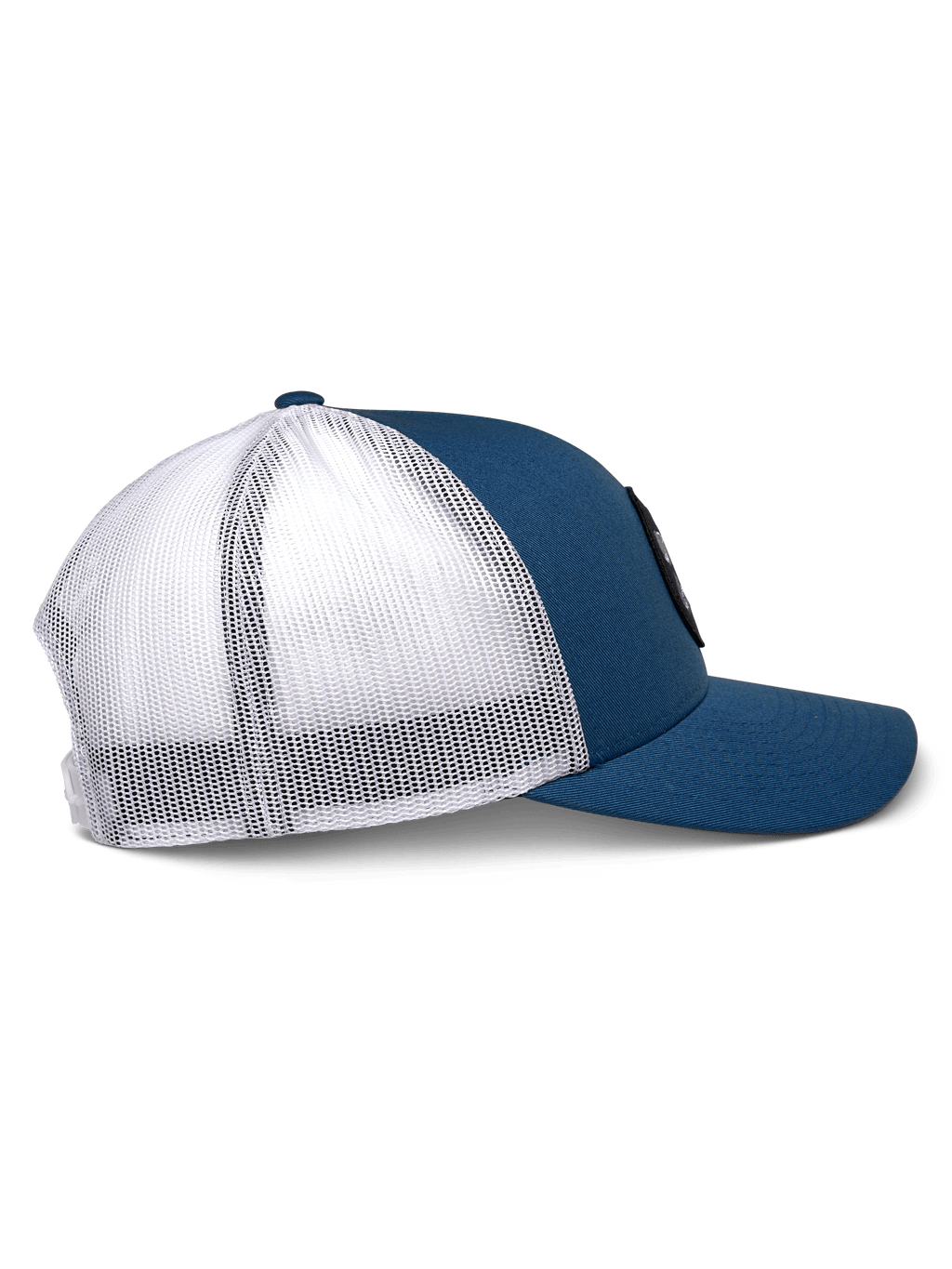 Boné Trucker Alpinestars Gambit, azul e branco, vista de perfil, aba curva com coroa estruturada, painéis frontais em sarja azul e malha de poliéster branca na parte de trás, acessório casual inspirado no desporto motorizado