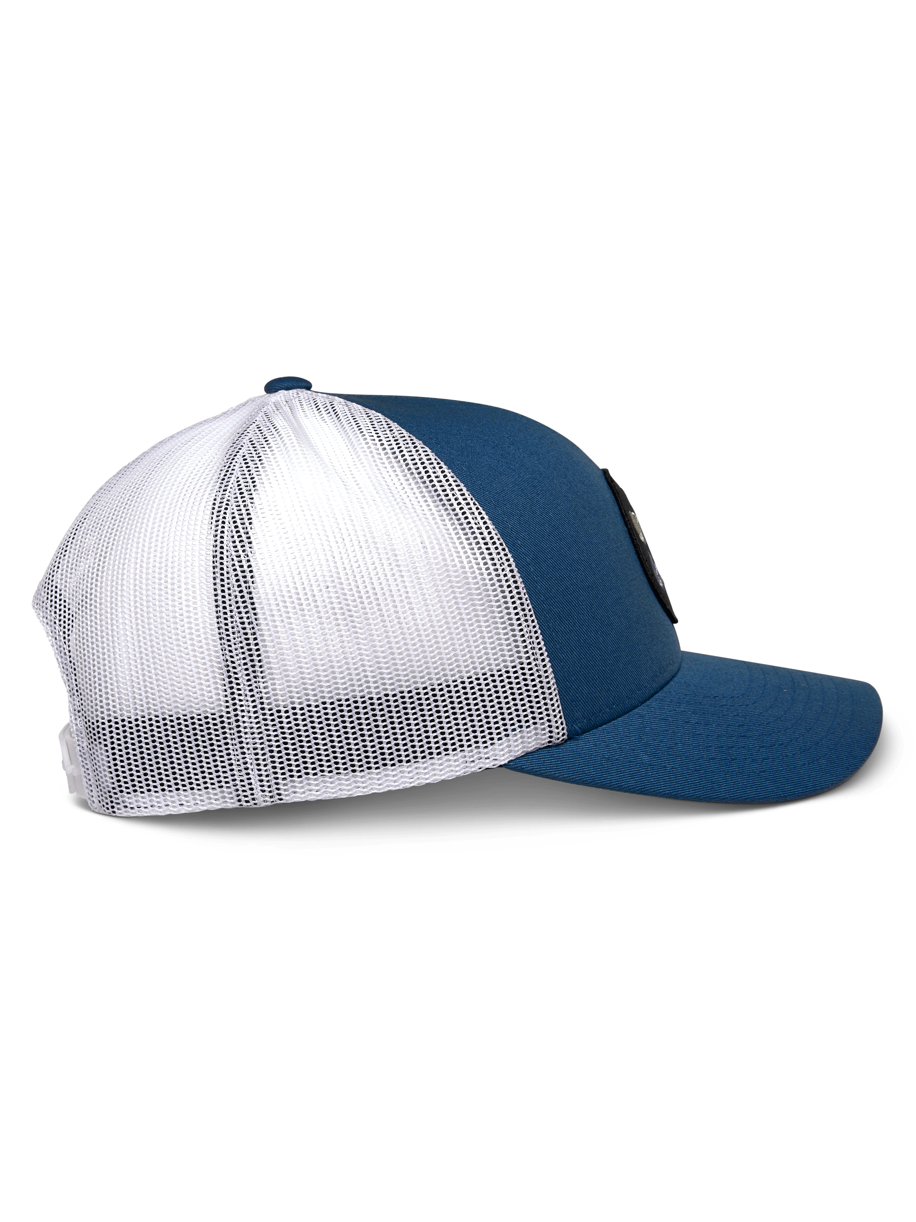 Boné Trucker Alpinestars Gambit, azul e branco, vista de perfil, aba curva com coroa estruturada, painéis frontais em sarja azul e malha de poliéster branca na parte de trás, acessório casual inspirado no desporto motorizado