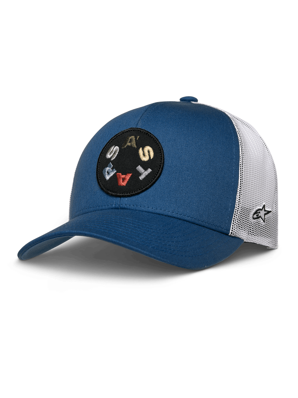 Alpinestars Gambit Trucker Hat, boné azul com malha branca na parte de trás, patch circular preto com letras 'ASTARS' coloridas, pala curva, coroa estruturada, acessório casual de desportos motorizados