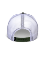 Alpinestars Hardware Trucker Hat em Military White, vista traseira com painéis de rede brancos e fecho snapback verde azeitona, pequena etiqueta preta com o logótipo A-star, acessório de cabeça casual inspirado no desporto motorizado