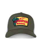 Alpinestars Hardware Trucker Hat, boné trucker verde tropa e branco, coroa estruturada com aba curva, patch frontal bordado amarelo com a marca Alpinestars Motocross a vermelho e gráfico de piloto em azul-turquesa, streetwear casual de desportos motorizados
