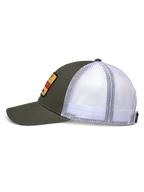 Alpinestars Hardware Trucker Hat, vista lateral, frente em sarja verde militar e rede branca na parte de trás, remendo bordado amarelo com logótipo vermelho, coroa estruturada com pala curva, vestuário casual de desportos motorizados