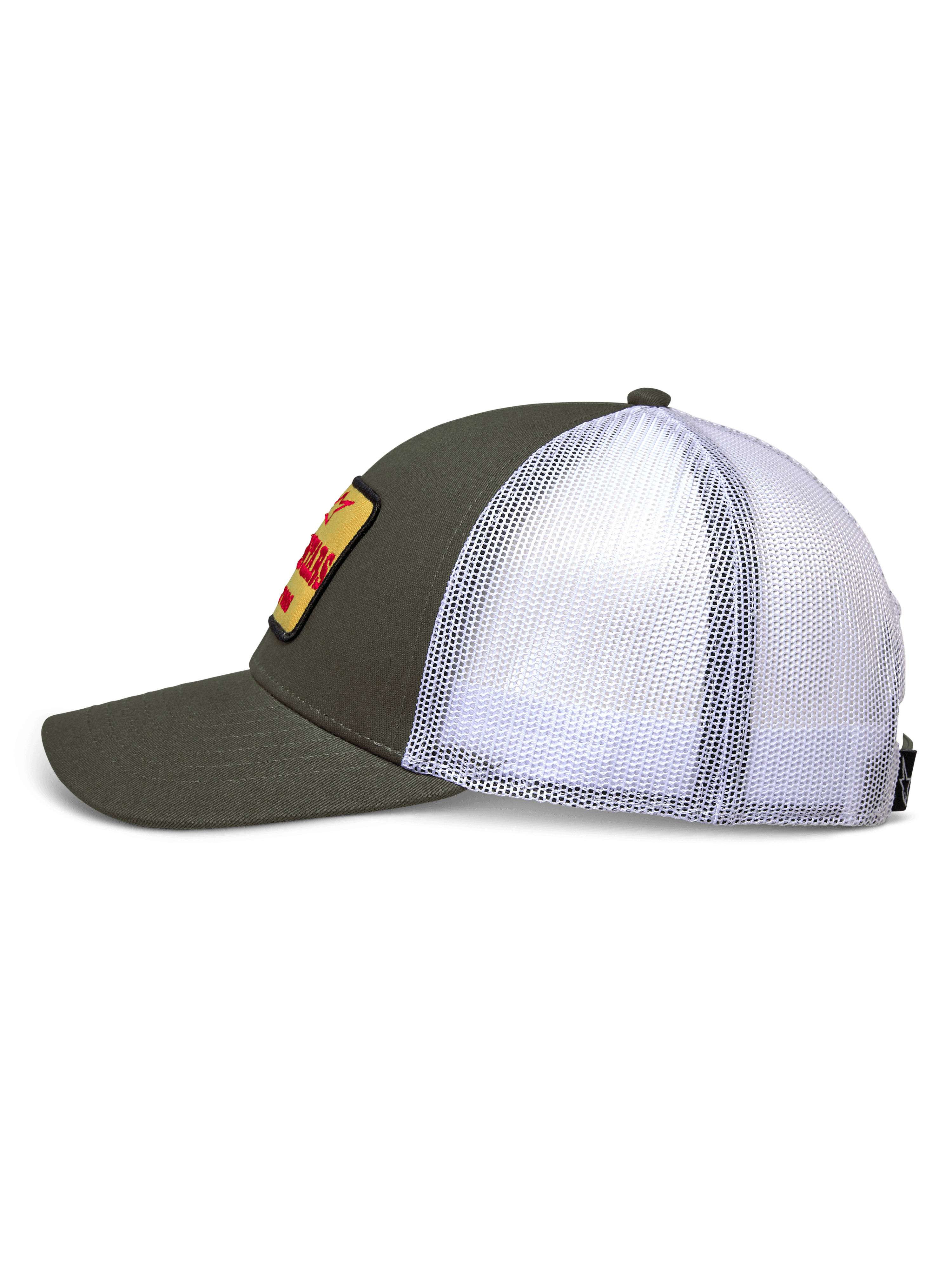 Alpinestars Hardware Trucker Hat, vista lateral, frente em sarja verde militar e rede branca na parte de trás, remendo bordado amarelo com logótipo vermelho, coroa estruturada com pala curva, vestuário casual de desportos motorizados