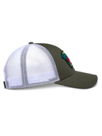 Boné Trucker Alpinestars Hardware, vista de perfil lateral, verde militar com parte traseira em malha de poliéster branca, aba curva e coroa estruturada, com remendo bordado, acessório casual inspirado no desporto motorizado