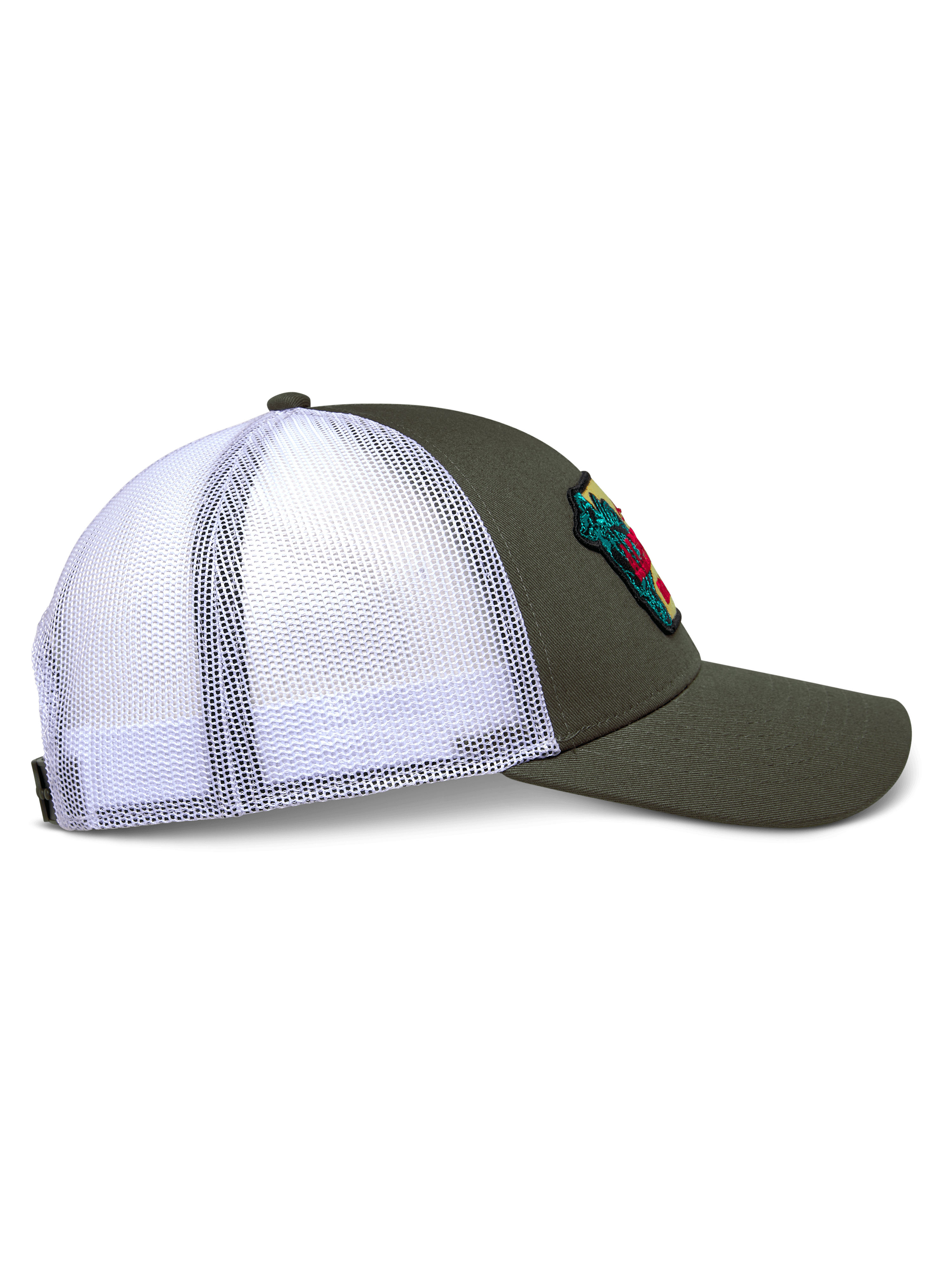 Boné Trucker Alpinestars Hardware, vista de perfil lateral, verde militar com parte traseira em malha de poliéster branca, aba curva e coroa estruturada, com remendo bordado, acessório casual inspirado no desporto motorizado