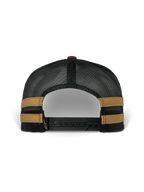 Boné Alpinestars Backline Trucker, vista traseira, costas em malha sintética preta com riscas laterais cor de mostarda, fecho ajustável de pressão preto, acessório de cabeça casual inspirado no desporto motorizado