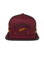 Boné Trucker Alpinestars Backline, snapback de pala plana, frente em sarja vermelho tijolo com malha preta na parte de trás, logótipo e riscas laterais amarelo mostarda, copa estruturada com acabamento em passamanaria na pala, streetwear casual de desporto motorizado