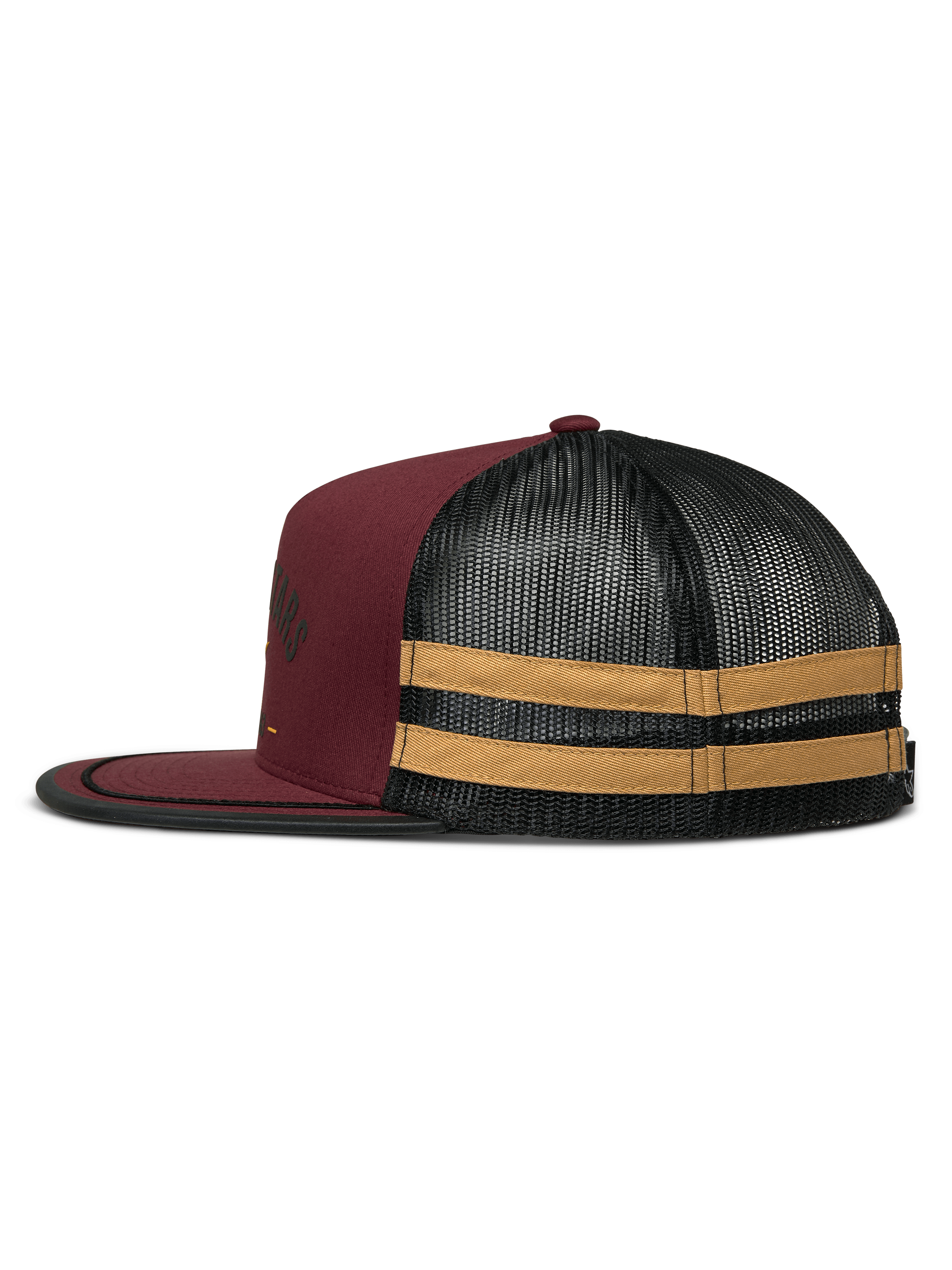 Boné Trucker Alpinestars Backline, vista de perfil lateral, Brick Black e Mustard, frente em sarja bordeaux com traseira em malha preta, apresentando riscas horizontais mostarda na lateral, pala plana com acabamento em passamanaria preta, snapback casual de inspiração motorsport