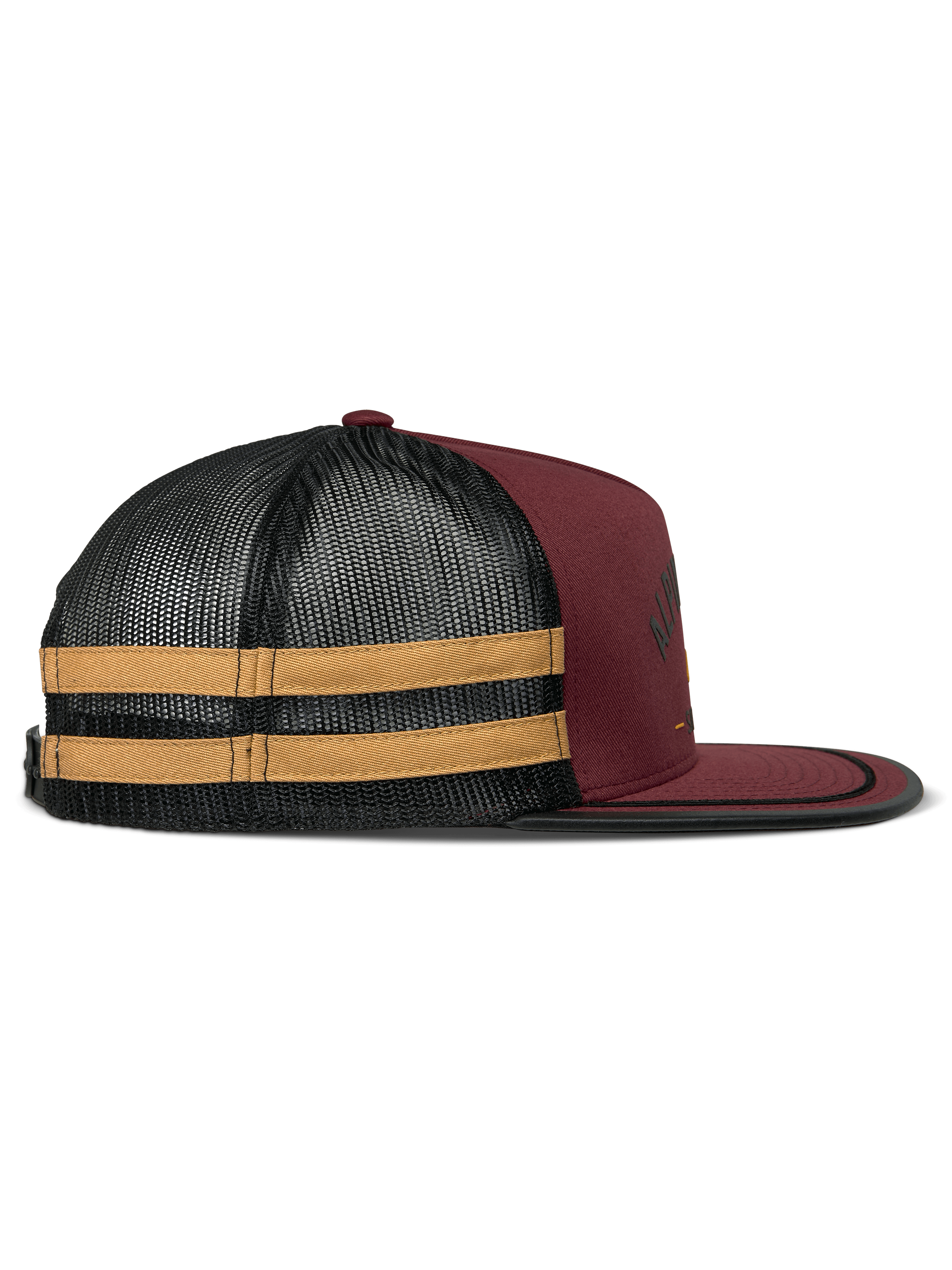Boné Trucker Alpinestars Backline, vermelho tijolo, preto e mostarda, vista de perfil lateral, frente em sarja vermelho escuro com malha preta na parte posterior e riscas amarelas laterais, pala plana com acabamento em passamanaria preta, acessório casual inspirado no desporto motorizado