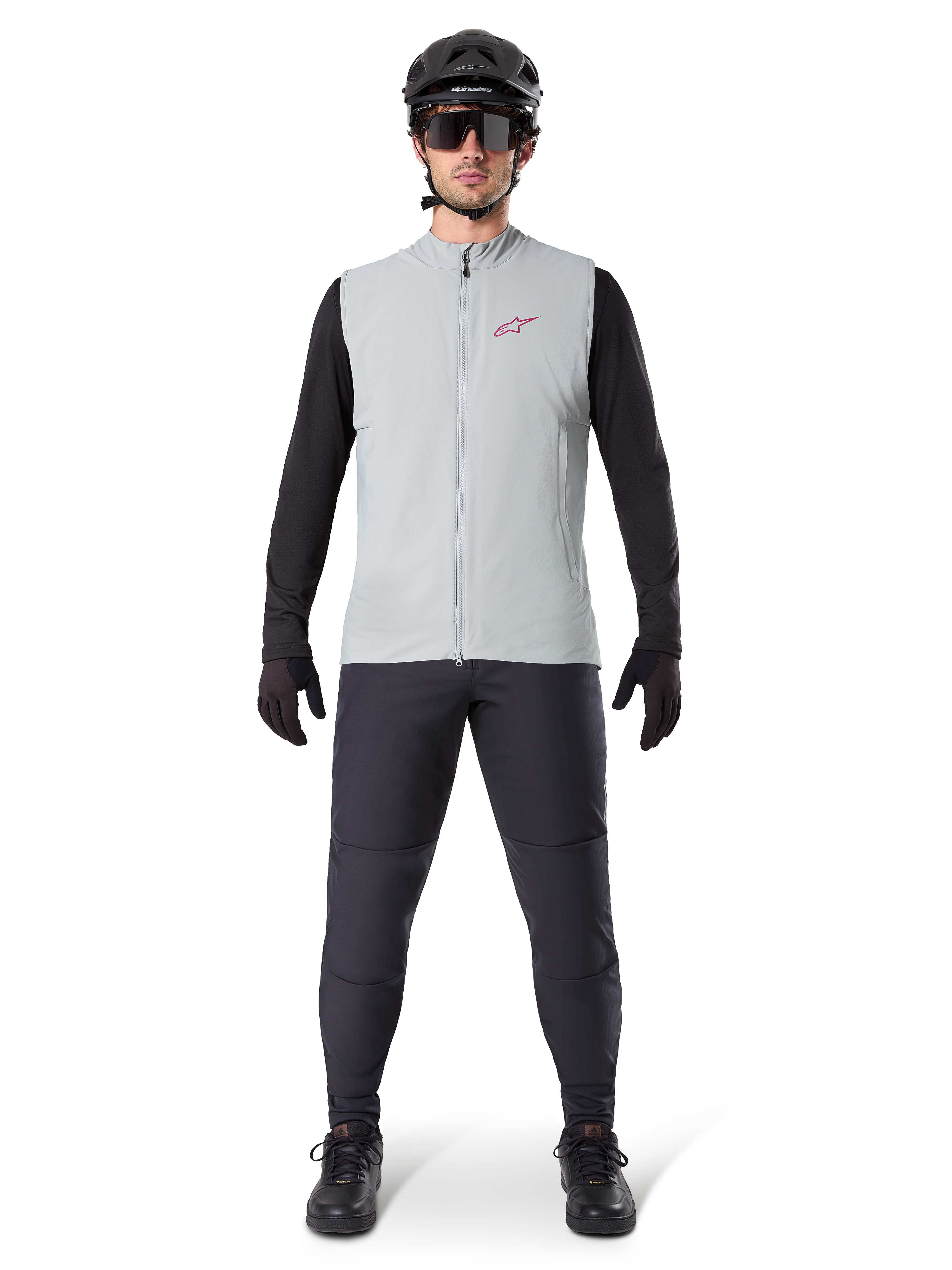 Alpinestars A-Dura Thermal Vest, colete de ciclismo, Cinzento Titanium, usado com camisola de manga comprida preta e calças pretas, capacete e óculos de sol pretos, com logótipo Alpinestars vermelho, isolamento térmico leve para mountain biking