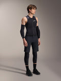 Alpinestars A-Motion Plasma Protection Vest, colete de proteção de BTT sem mangas em preto e camuflado, vista de corpo inteiro de modelo a usar o colete com manguitos e joelheiras, frente com fecho de correr e logótipo Alpinestars branco, equipamento de alta performance para mountain biking