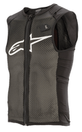 Alpinestars Paragon Plus Protection Vest, colete de proteção leve para BTT, preto e branco, design sem mangas, fecho frontal completo, construção em malha elástica texturizada, painéis laterais pretos, logótipo branco no peito e etiqueta para sistema de hidratação H2O