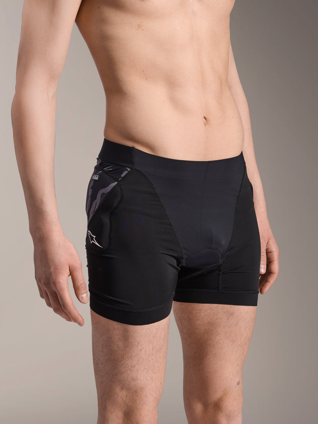 Alpinestars A-Motion Plasma Protection Boxers, calções interiores de ciclismo pretos, com protetor de anca com padrão de camuflagem e logótipo Astar branco, tecido de malha respirável, equipamento de proteção para BTT