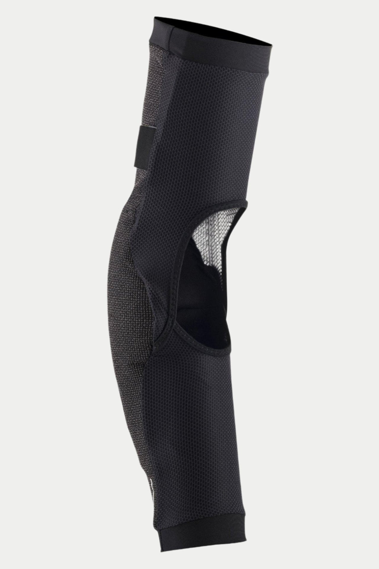 Protetor de Cotovelo Alpinestars Paragon Pro, preto, vista lateral mostrando a construção em malha elástica respirável e uma grande janela de ventilação na parte de trás, design ergonómico slip-on com punhos elásticos para proteção de BTT