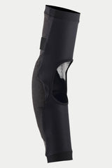 Protetor de Cotovelo Alpinestars Paragon Pro, preto, vista lateral mostrando a construção em malha elástica respirável e uma grande janela de ventilação na parte de trás, design ergonómico slip-on com punhos elásticos para proteção de BTT