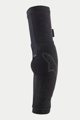 Alpinestars Paragon Pro Elbow Protectors, protetores de cotovelo pretos, proteções de encaixe para BTT, com construção em malha respirável, design ergonómico pré-moldado e logótipo Alpinestars discreto na lateral