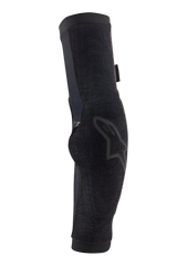 Alpinestars Paragon Pro Elbow Protector, protetor de cotovelo para ciclismo, preto, leve e de fácil ajuste, com construção em malha respirável, design ergonómico pré-moldado e logótipo Alpinestars preto