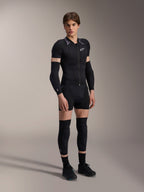 Alpinestars A-Motion Plasma Protection Boxers, pretos, usados como parte de uma camada de base protetora completa para mountain bike, incluindo casaco acolchoado de manga curta, cotoveleiras e joelheiras, design atlético elegante para performance fora de estrada