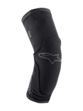 Alpinestars Paragon Plus, joelheiras de proteção para BTT, pretas, design ergonómico curvo com malha elástica respirável, estilo slip-on, logótipo Astar cinzento discreto na frente