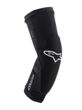 Joelheiras Alpinestars Paragon Plus, pretas e brancas, proteção para BTT, manga em malha respirável tipo slip-on, design ergonómico curvo com logótipo de estrela branco, construção almofadada para condução fora de estrada
