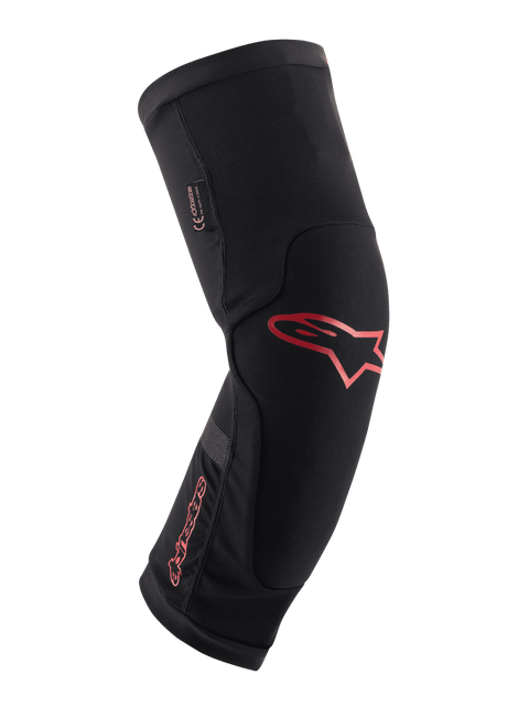 Protetor de Joelho Alpinestars Paragon Plus, preto com logótipo e marca nominativa Alpinestars em vermelho, design ergonómico de manga slip-on, tecido de malha respirável com painéis reforçados, equipamento de proteção para ciclismo de montanha